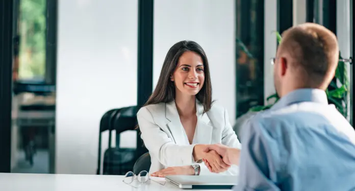 Einstellung von Mitarbeitern aus Polen: Beschäftigungskosten im Jahr 2026 für Arbeitsverträge, B2B und Employer of Record